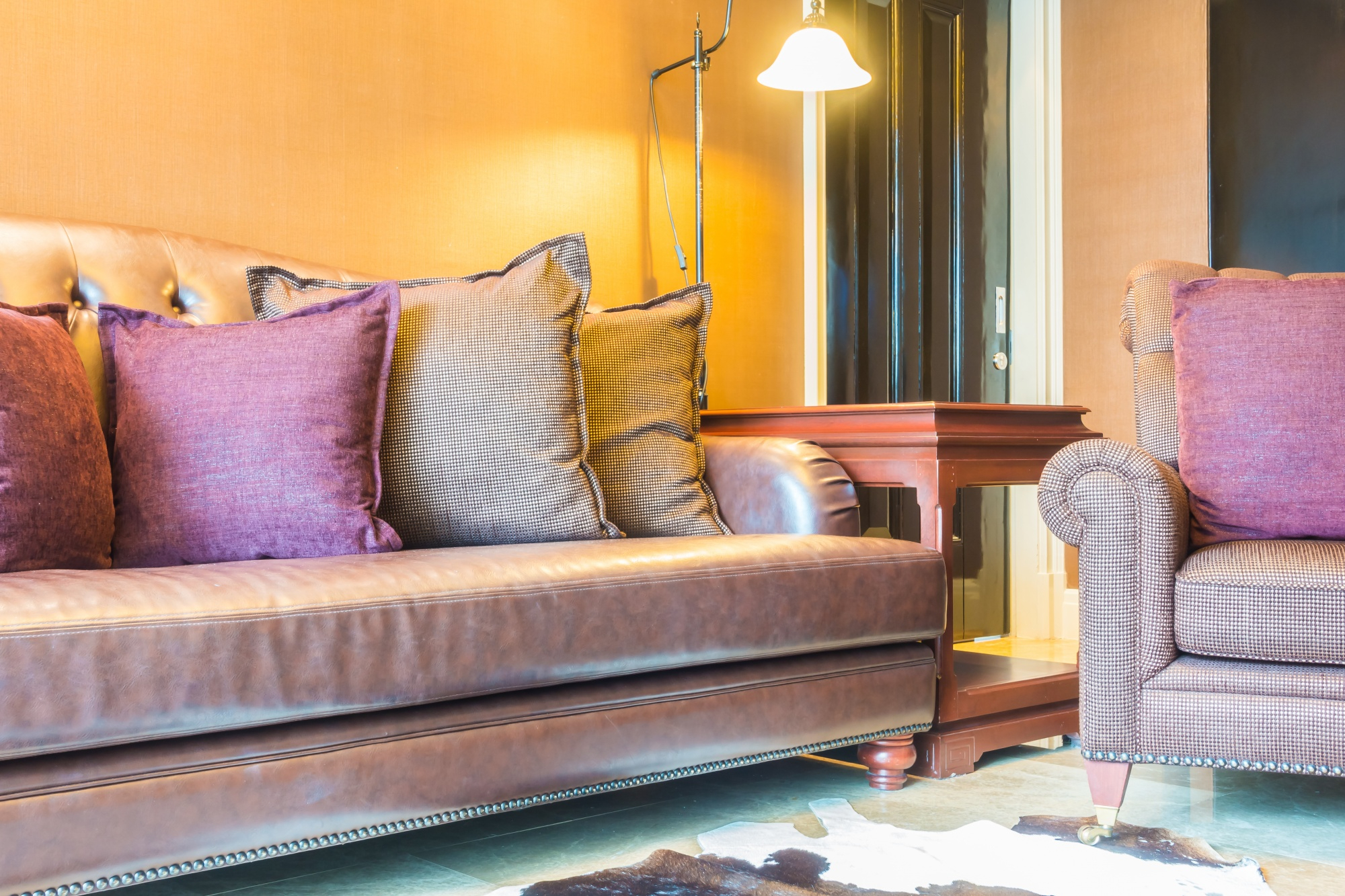 How to mix and match throw pillows with a brown couch